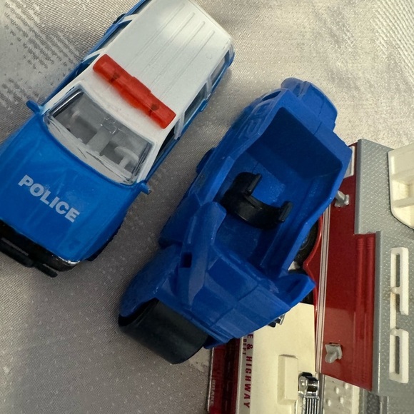 Lot of Fire and Police trucks and vehicles, totall six! Including a helicopter! - Picture 7 of 7